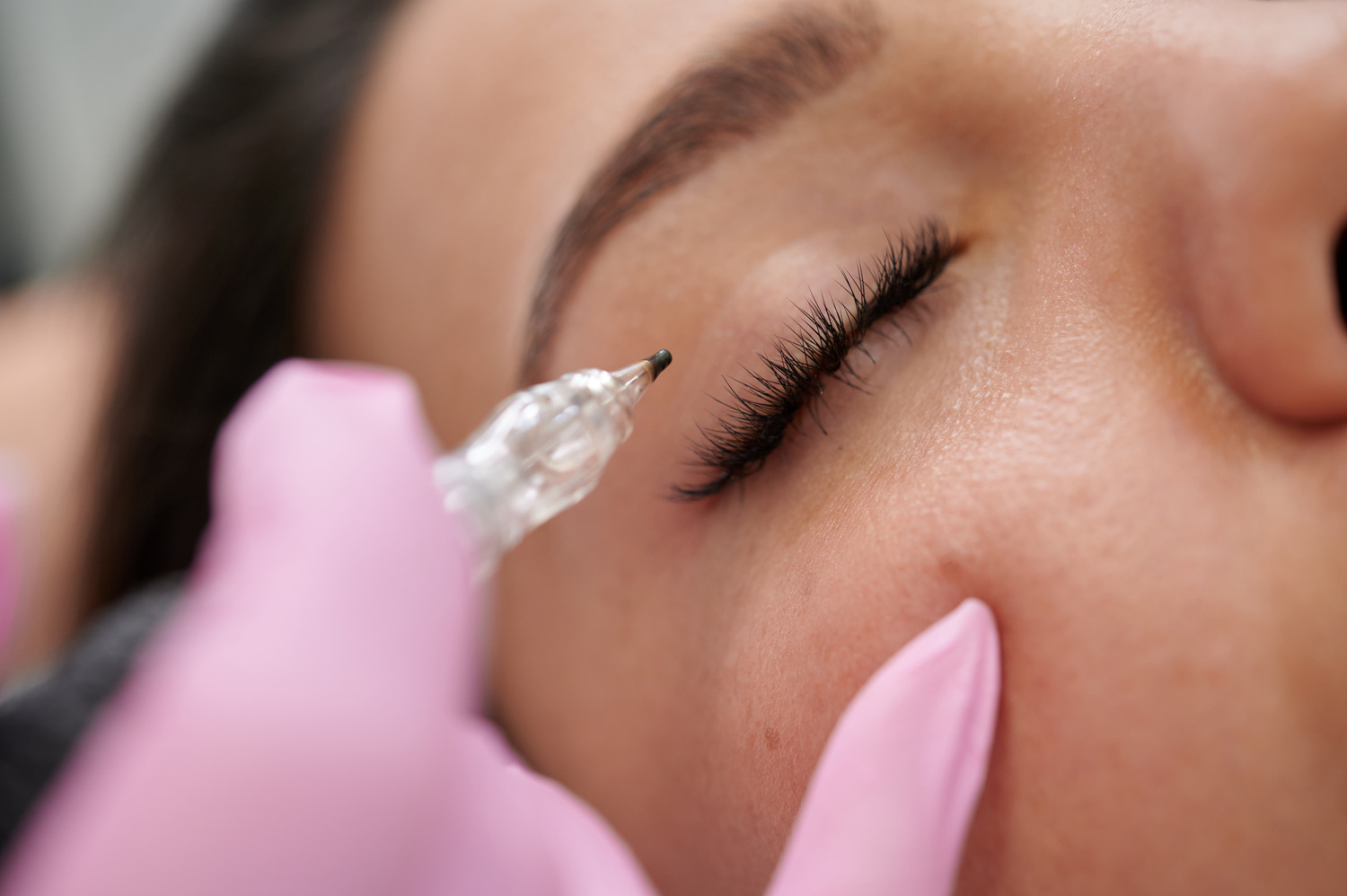 AdobeStock_343627474 What Is Eyelash Serum?